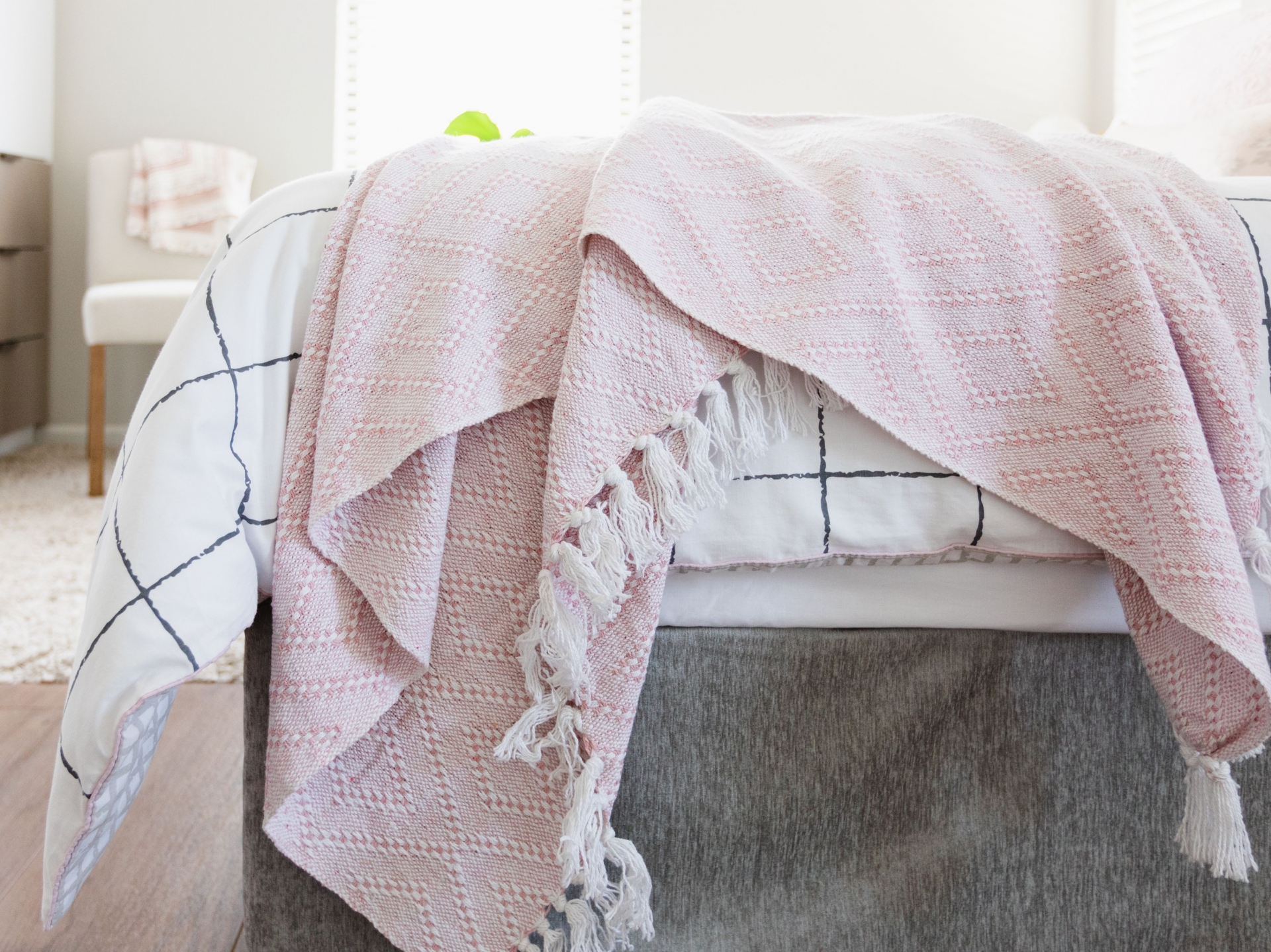 Tấm chăn mỏng nhẹ, sắc màu tươi sáng sẽ giúp phòng ngủ ấm áp hơn bằng thị giác.