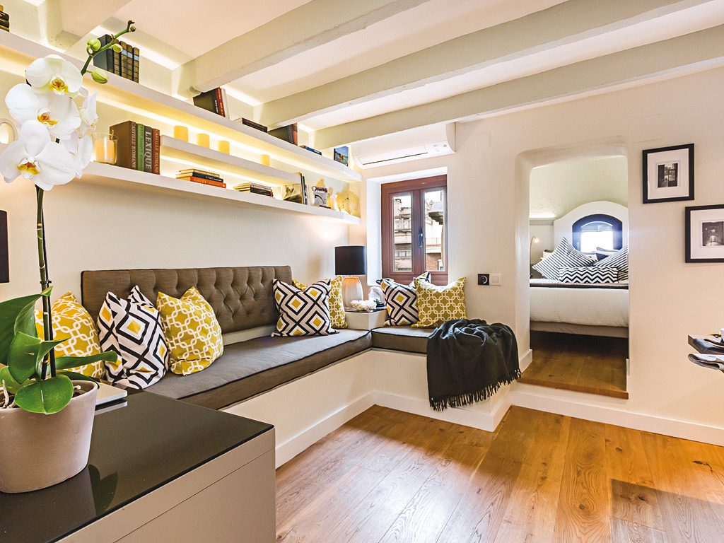 Biến căn hộ 20m² xuống cấp trầm trọng thành không gian đẹp xinh, tươi sáng