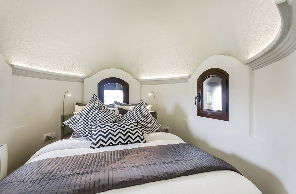 Phòng ngủ được bố trí ở khu vực có cấu trúc đặc biệt nhất trong nhà, với bức tường cong mềm mại.