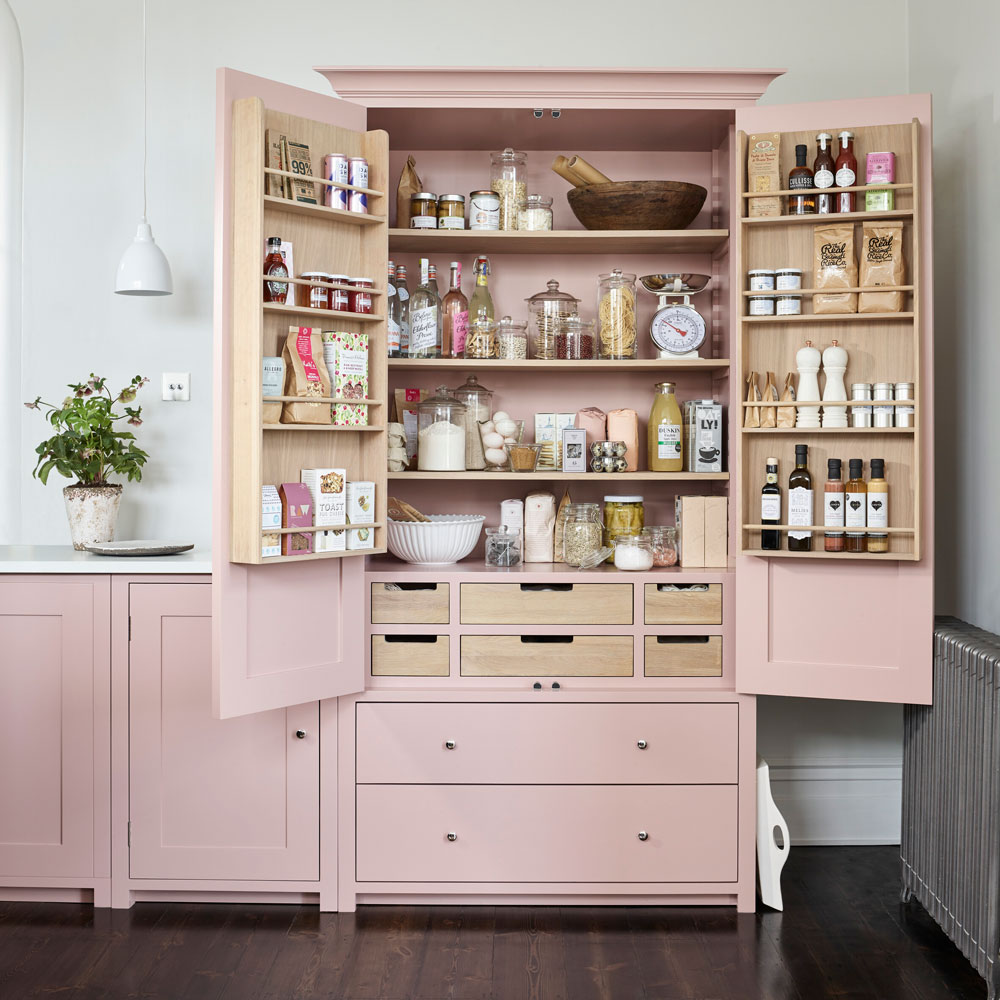 Tủ bếp này thật xứng đáng được vinh danh là 1 trong những thiết kế bắt mắt nhất trong bộ sưu tập này. Nó không chỉ rộng rãi, nhiều ngăn tiện ích mà còn khoác lên mình chiếc áo màu hồng điệu đà cực hợp cho các cô nàng đứng bếp.