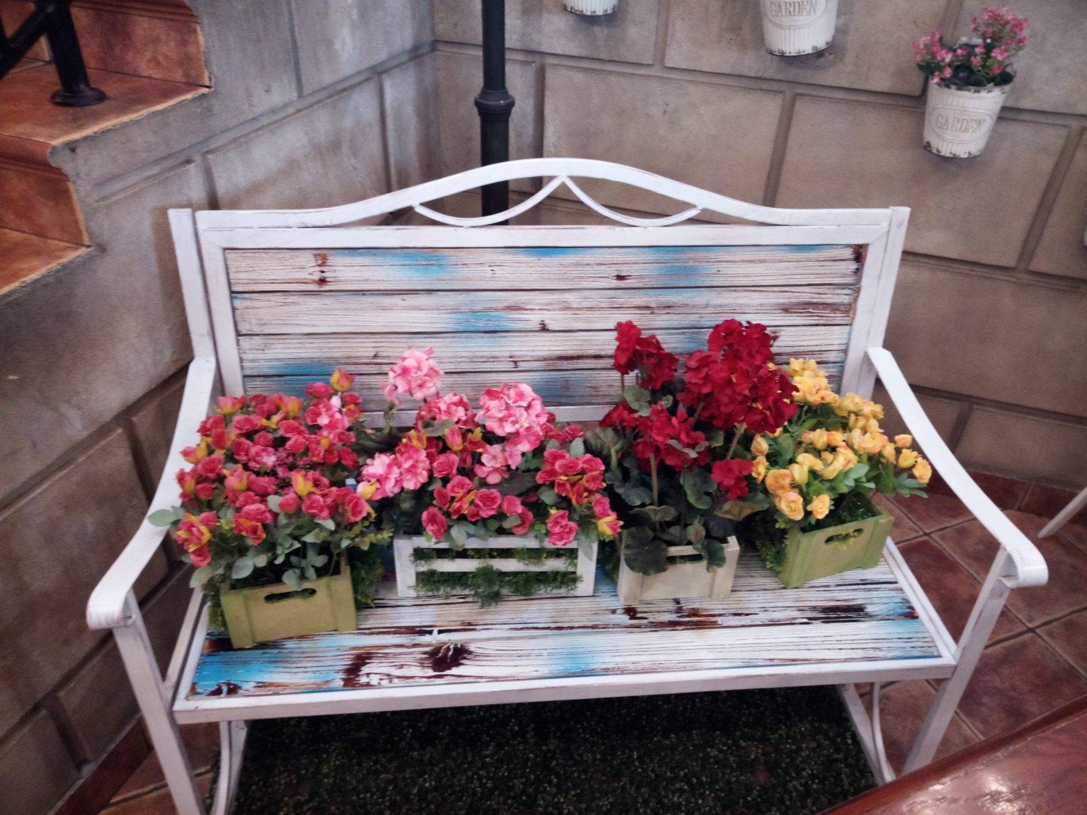 Ai bảo băng ghế dài chỉ dùng để ngồi? Nếu chúng ta biến nó thành nơi để trưng bày những chậu hoa đủ sắc màu thì 'thềm nhà có hoa' duyên dáng rồi đúng không nào? Bạn có thể sơn lại băng ghế hoặc giữ nguyên màu cũ để tạo nét đẹp thô sơ đều được.