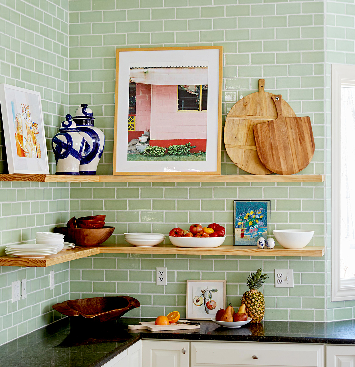 Những bức tranh nhỏ xinh là lựa chọn hoàn hảo để cung cấp điểm nhấn cho phòng bếp.