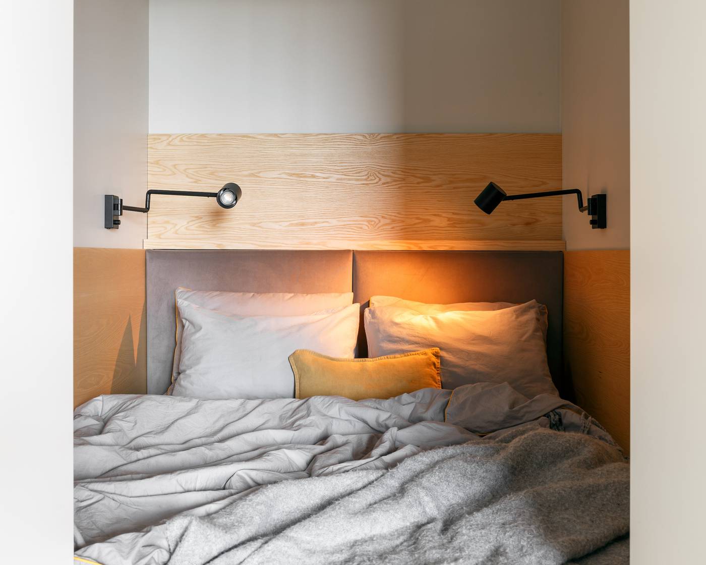 Bên trong phòng ngủ thiết kế cực kỳ đơn giản với giường ngủ êm ái, hai chiếc đèn gắn tường bố trí đối xứng để cung cấp ánh sáng khi đọc sách.