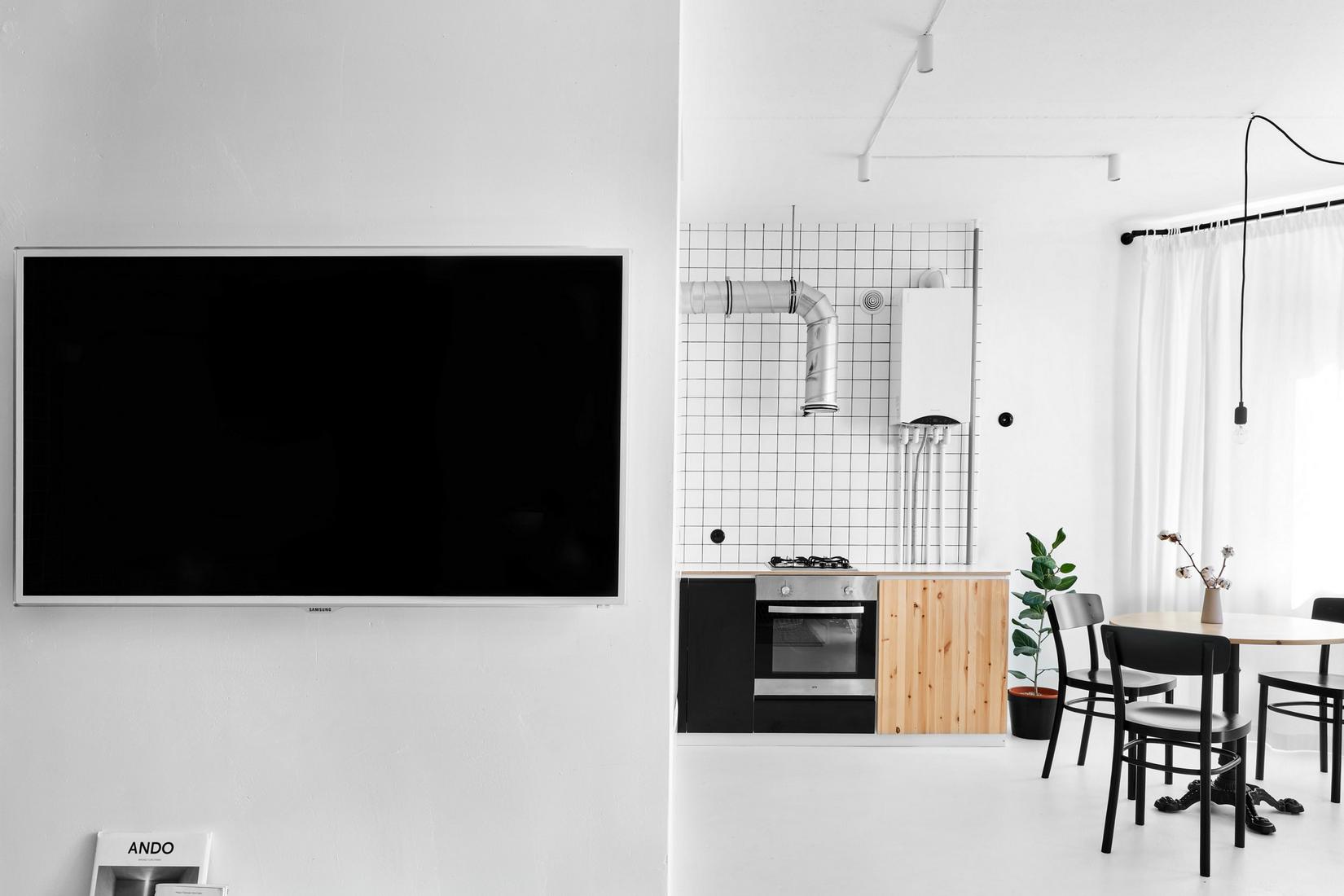 Ngồi tại khu vực ghế sofa, bạn sẽ thấy phòng bếp và phòng ăn được thiết kế mở với phong cách tối giản nhưng vẫn cực 'chất'.