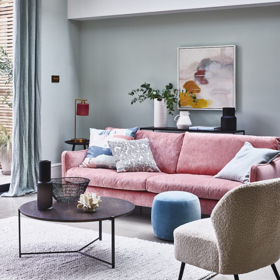 Khác hẳn với những gam màu xanh lam 'đậm đặc' ở trên, phòng khách này mang đến sự dịu dàng với tường và rèm cửa màu xanh lam pha xám, nổi bật với ghế sofa màu hồng phớt.