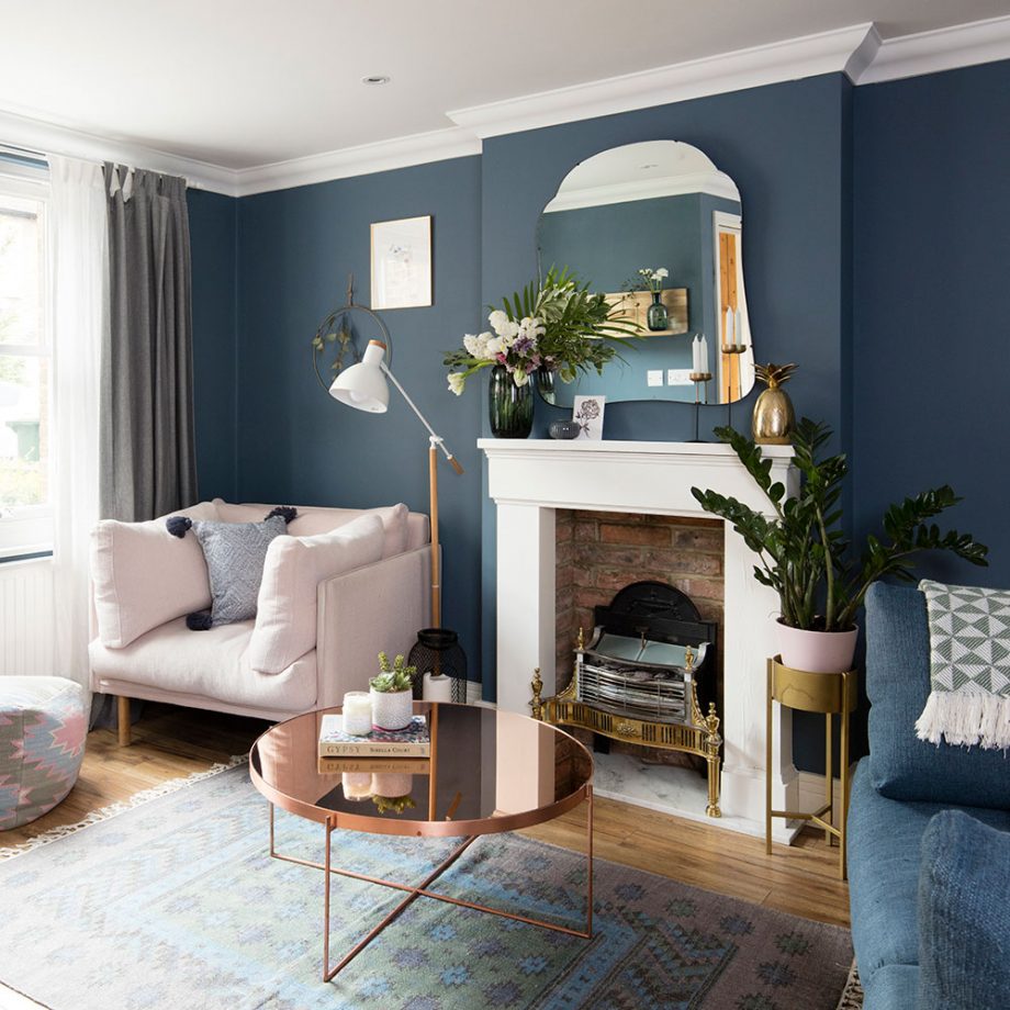 Sơn tường màu xanh lam là lựa chọn thông minh trong mùa Hè để tạo sự thư giãn dễ chịu. Tuy nhiên, hãy sơn trần nhà màu trắng để 'kéo cao' không gian đồng thời tạo sự sáng sủa cho phòng khách.