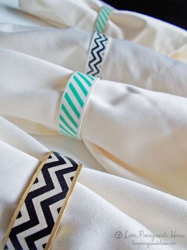Để trang trí cho những chiếc khăn ăn trên bàn tiệc trở nên bắt mắt, ý tưởng sử dụng băng dính Washi là đơn giản và nhanh chóng nhất.