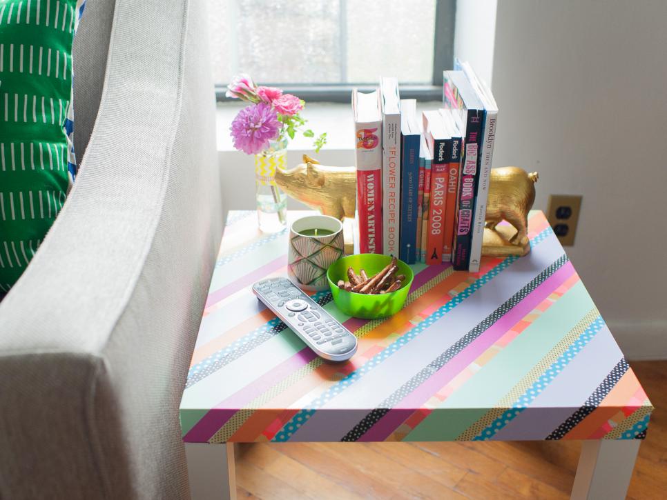 Chiếc bàn phụ đặt cạnh ghế sofa bỗng trở thành điểm nhấn trong phòng khách nhờ dự án DIY nho nhỏ của chủ nhân, khoác lên mặt bàn lớp áo đủ sắc màu từ Washi tape.
