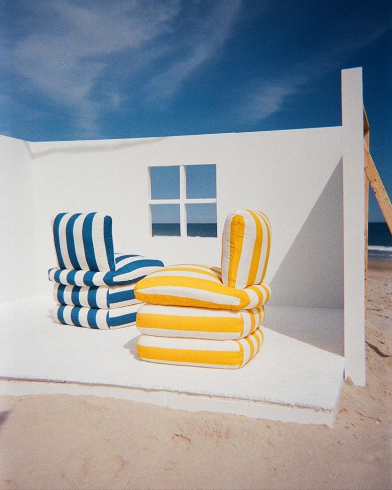Pillow Chair mang đậm dấu ấn phong cách Địa Trung Hải tươi đẹp, phóng khoáng và phảng phất chút hoài cổ.