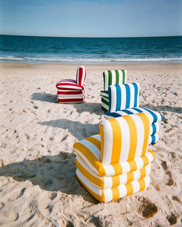 Những chiếc ghế Pillow Chair 4 màu sắc nổi bật được làm bằng vải Schumacher 1889 với họa tiết kẻ sọc đặc trưng của phong cách Địa Trung Hải.