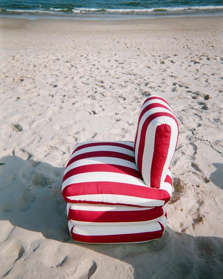 Đúng như tên gọi của mình - Pillow Chair mang dáng vẻ của những chiếc gối được xếp chồng lên nhau cùng với phần tựa lưng thoải mái.