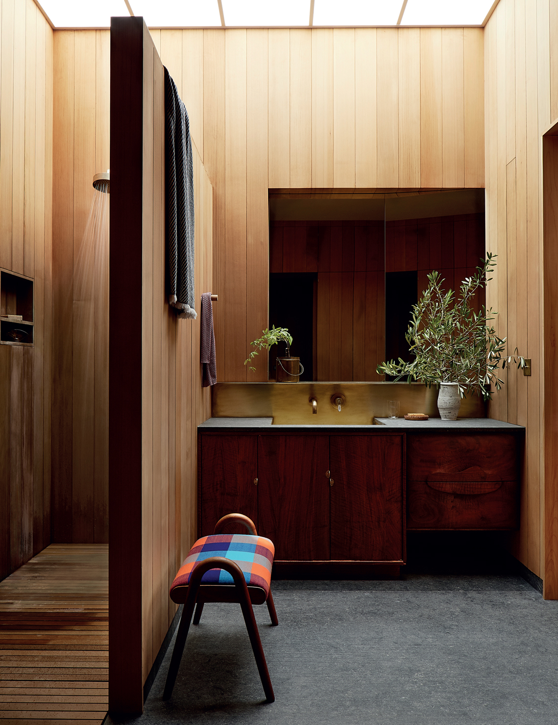 Phòng tắm được thiết kế theo phong cách truyền thống pha lẫn hiện đại, bên trên là cửa sổ trần đón sáng, nội thất chọn lựa gỗ tuyết tùng xử lý chống thấm chống mốc hiệu quả.
