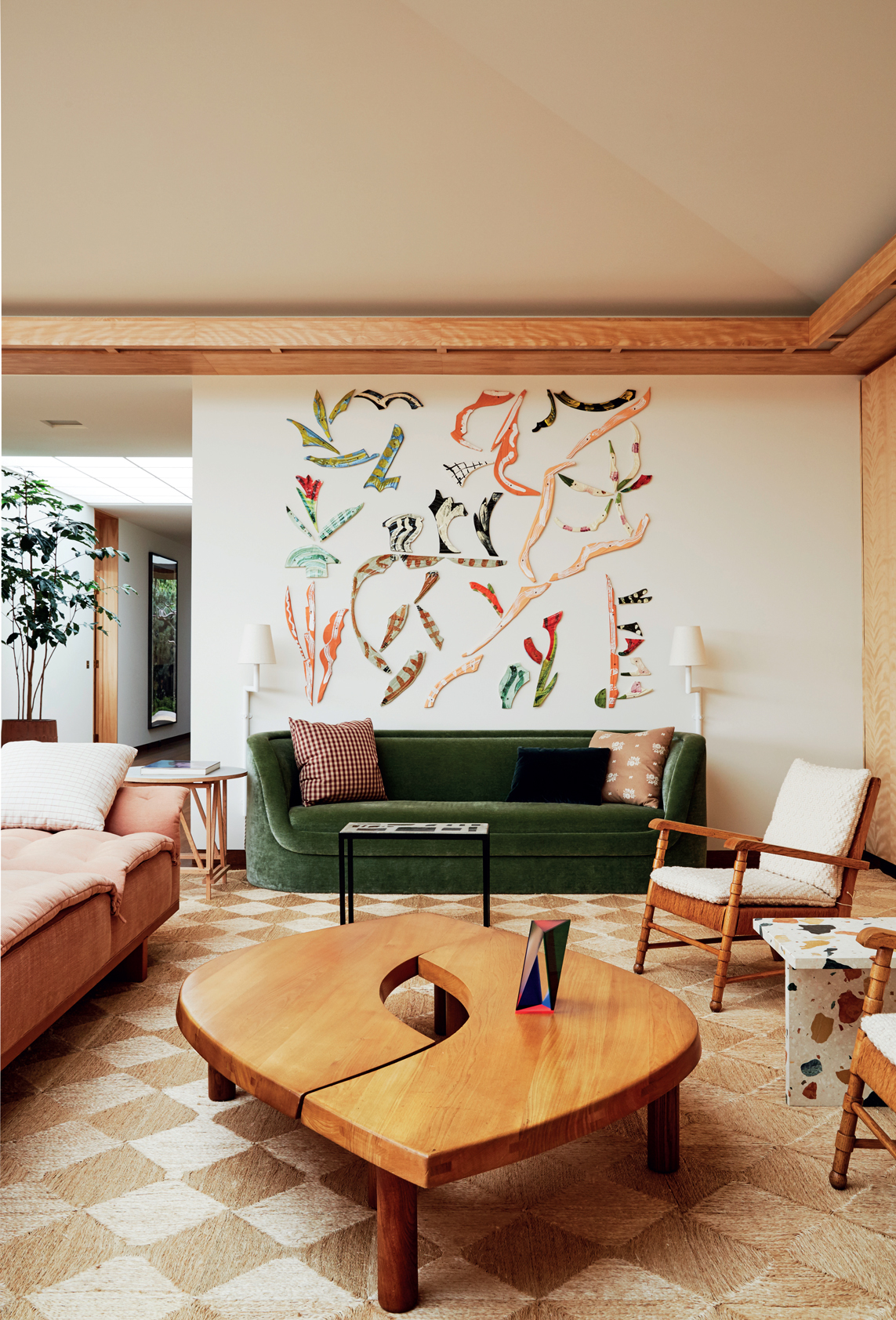 Phòng đẹp tuyệt đẹp với 2 bộ ghế sofa màu xanh lá cây là hồng phấn, bức tường trắng được trang trí nổi bật và chiếc bàn nước có thiết kế độc đáo.