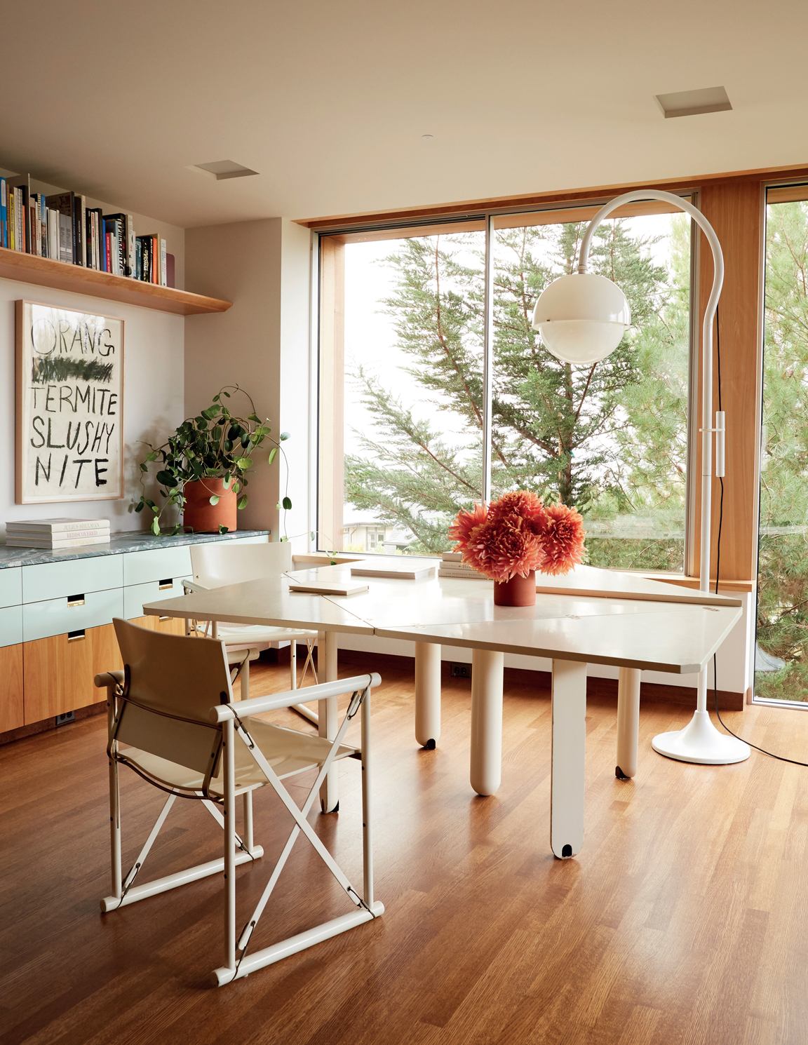 Góc làm việc có thiết kế nội thất đơn giản nhưng thanh lịch, kết hợp với view nhìn ra khung cảnh xanh ngát bên ngoài tràn đầy cảm hứng.
