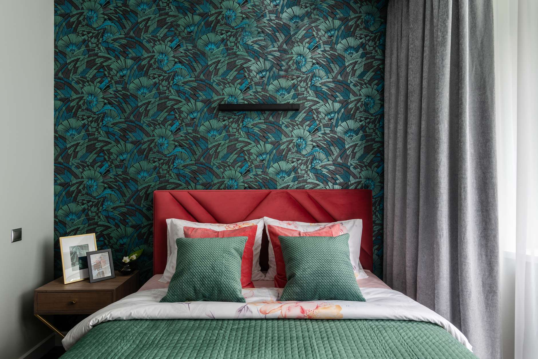 Phòng ngủ tuy nhỏ nhưng ấn tượng nhờ giấy dán tường, màu xanh của chăn gối và sắc đỏ san hô khiến bạn như lạc vào một khu rừng bí ẩn.