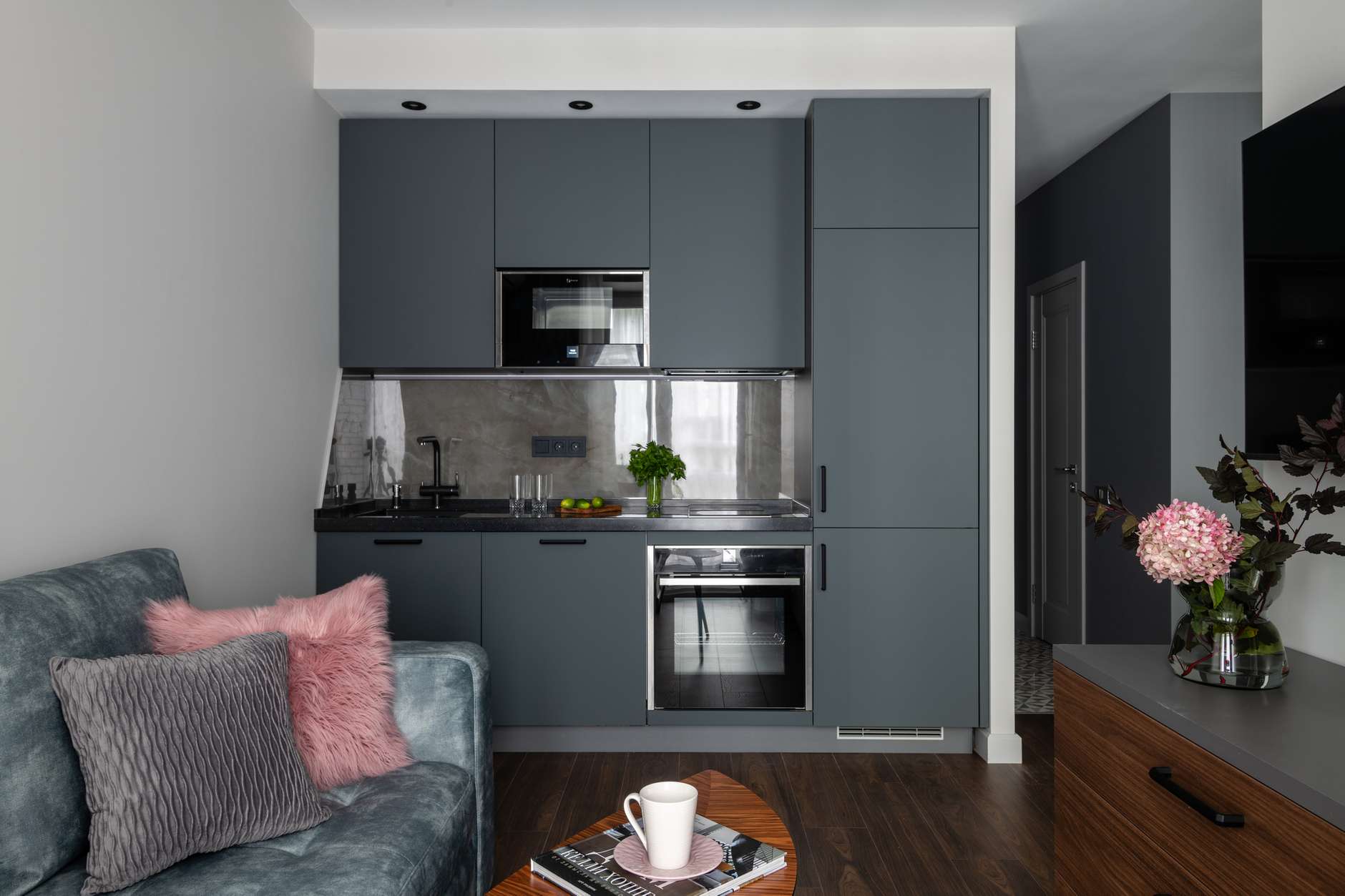 Vì căn hộ có diện tích rất nhỏ, chưa đến 40m² nên phòng bếp thiết kế kiểu chữ I là giải pháp phù hợp hơn cả, vừa tiết kiệm không gian vừa đảm bảo đủ tiện nghi. 