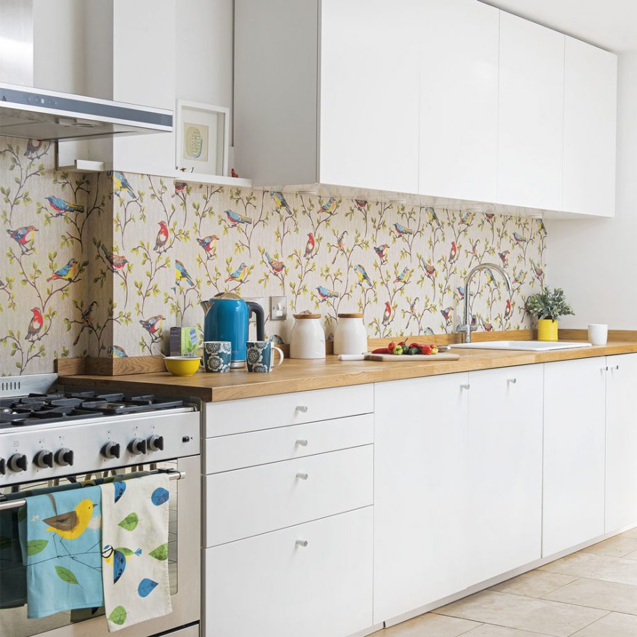 Backsplash trang trí bằng giấy dán tường với hình ảnh những chú chim đủ sắc màu như đang líu lo trong bếp.