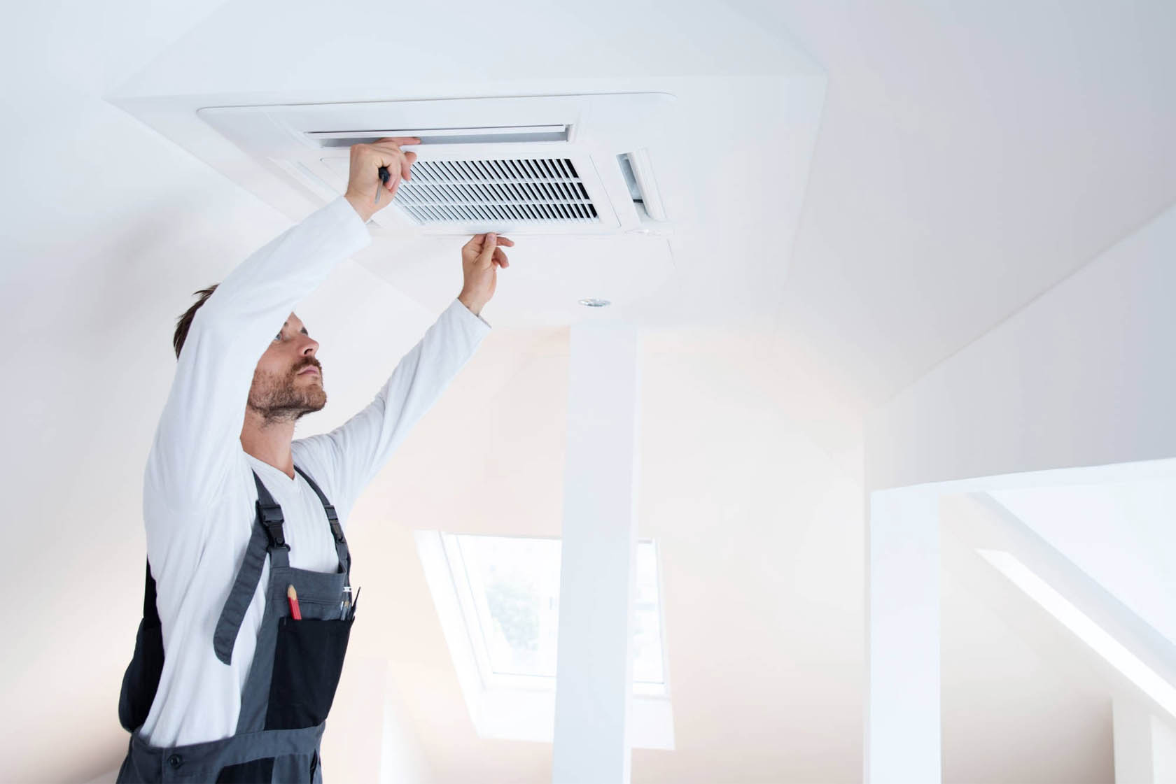 Bên cạnh việc giúp chúng giúp chúng ta thoải mái quanh năm thì hệ thống HVAC cũng có thể gây ra những rủi ro về sức khỏe. 