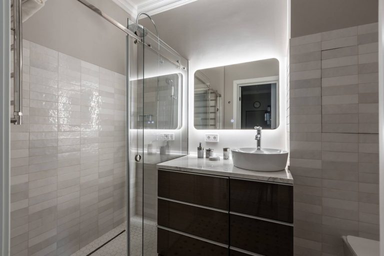 Phòng phòng và nhà vệ sinh được phân vùng bởi cửa trượt bằng kính trong suốt, sàn buồng tắm cũng được lát gạch hình lục giác (gạch tổ ong) màu trắng để tạo sự khác biệt với khu vực sàn còn lại.
