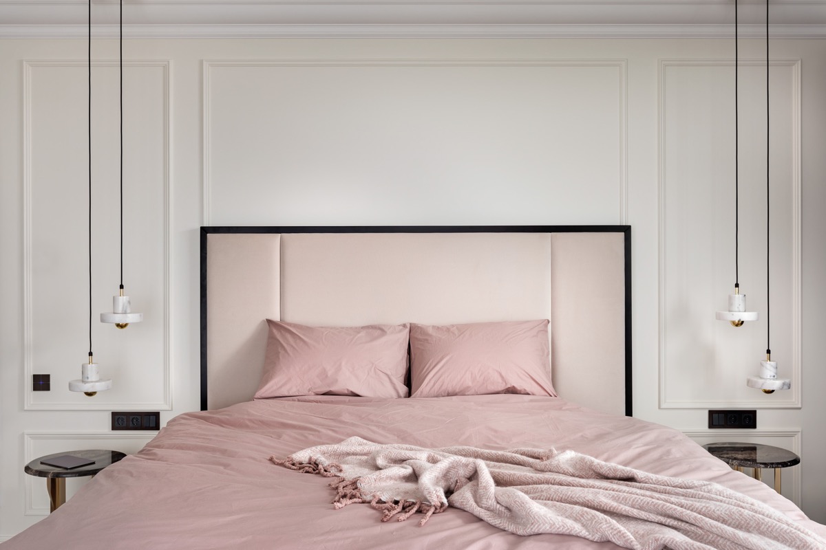 Hãy biến phòng ngủ thành một ốc đảo sắc hồng bình yên trong tổng thể không gian sống. Đầu giường vững chãi với viền khung màu đen mạnh mẽ, bề mặt táp đầu giường màu đen kết hợp với bộ chăn ga gối màu hồng mềm mại cho cái nhìn cân đối, hài hòa.