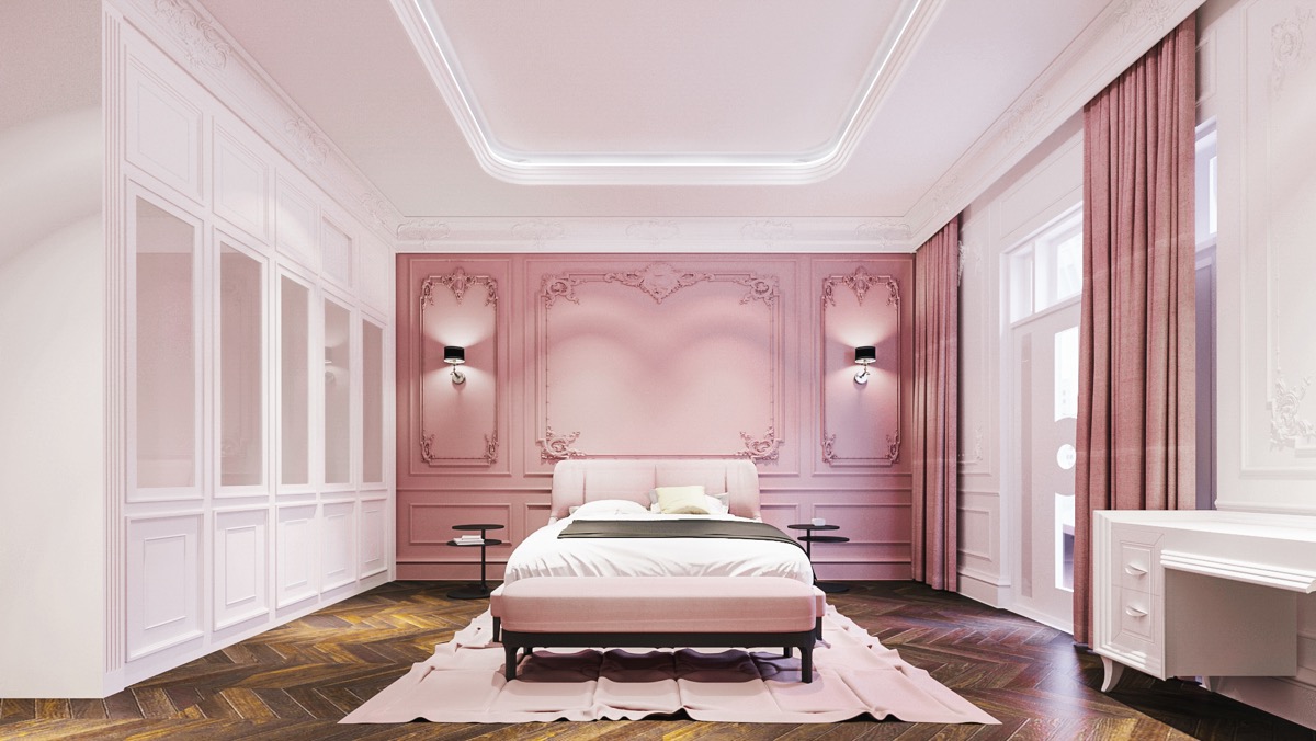 Một phong cách hoàng gia sang chảnh ngập tràn từng centimet trong phòng ngủ rộng lớn này. Sàn gỗ hoạt tiết xương cá, tủ lưu trữ, trần nhà sơn trắng thanh lịch, tất cả làm nền để bức tường đầu giường và rèm cửa màu hồng nổi bật hơn.