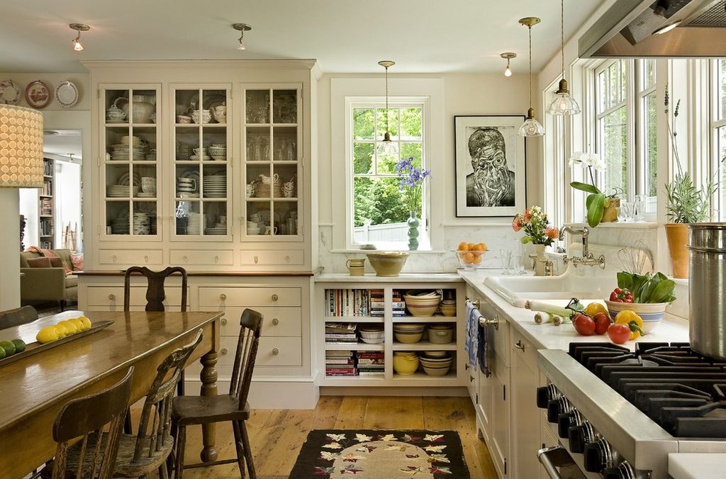 Phòng bếp của ngôi nhà được thiết kế ở vị trí tuyệt đẹp, bao quanh là những ô cửa kính trong suốt nhìn ra khung cảnh lãng mạn tươi xanh phía bên ngoài.