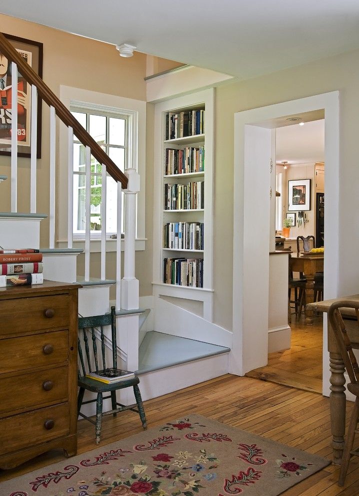 Sách được lưu trữ ở khắp mọi nơi, từ xung quanh bức tường phòng khách cho đến cả góc nhỏ dẫn lối lên cầu thang. Có vẻ như bộ sưu tập sách hoành tráng này chính là niềm tự hào của chủ nhân ngôi nhà.