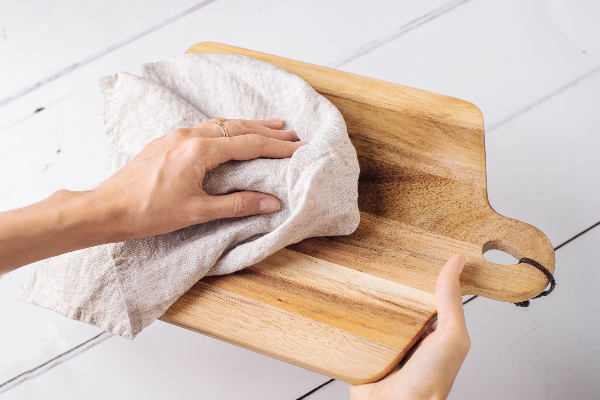 Lau khô thớt bằng khăn mềm hoặc thấm khô bằng khăn giấy.