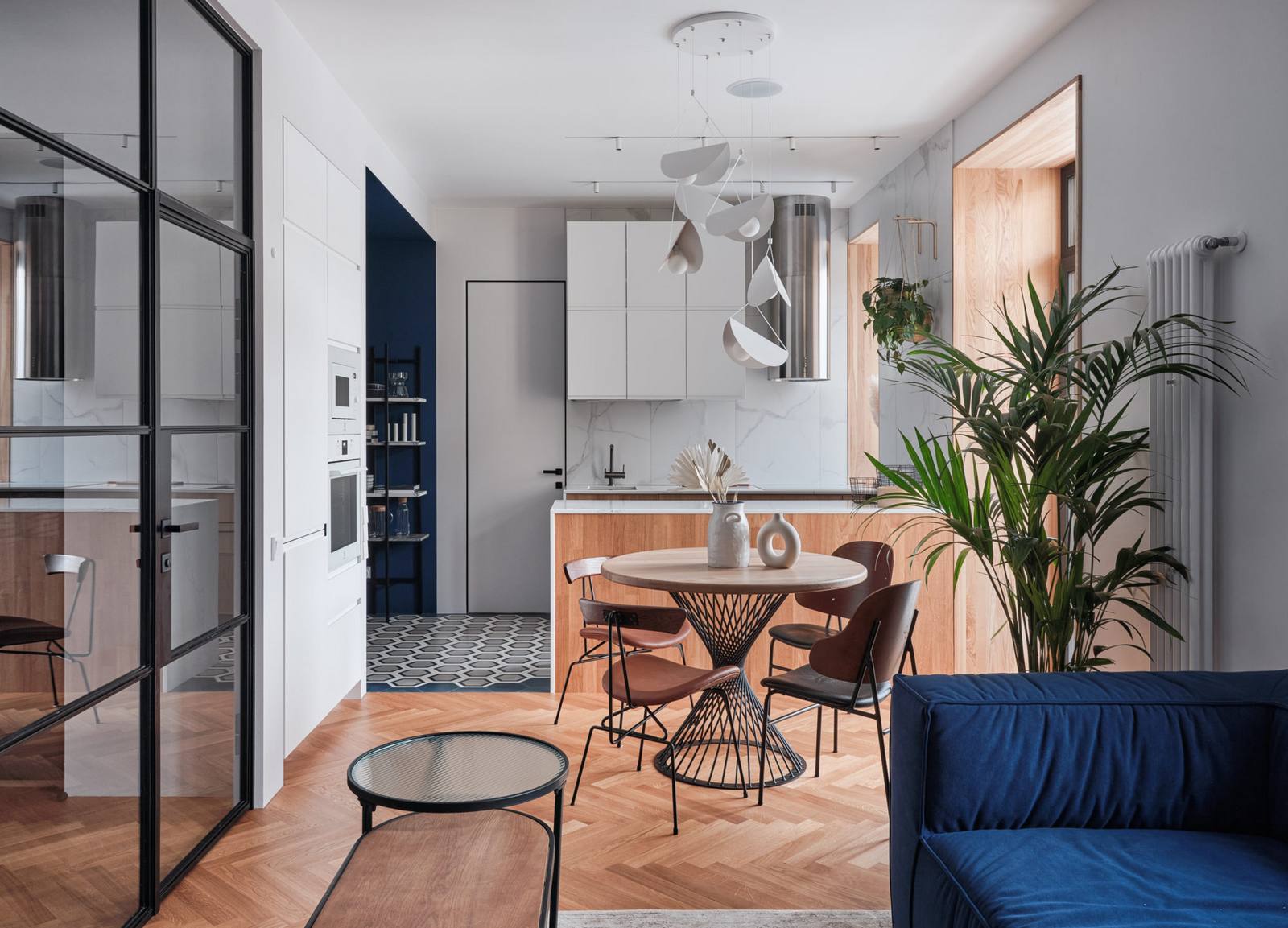 Căn hộ 61m² của gia đình 3 thành viên nổi bật với gam màu xanh lam sành điệu