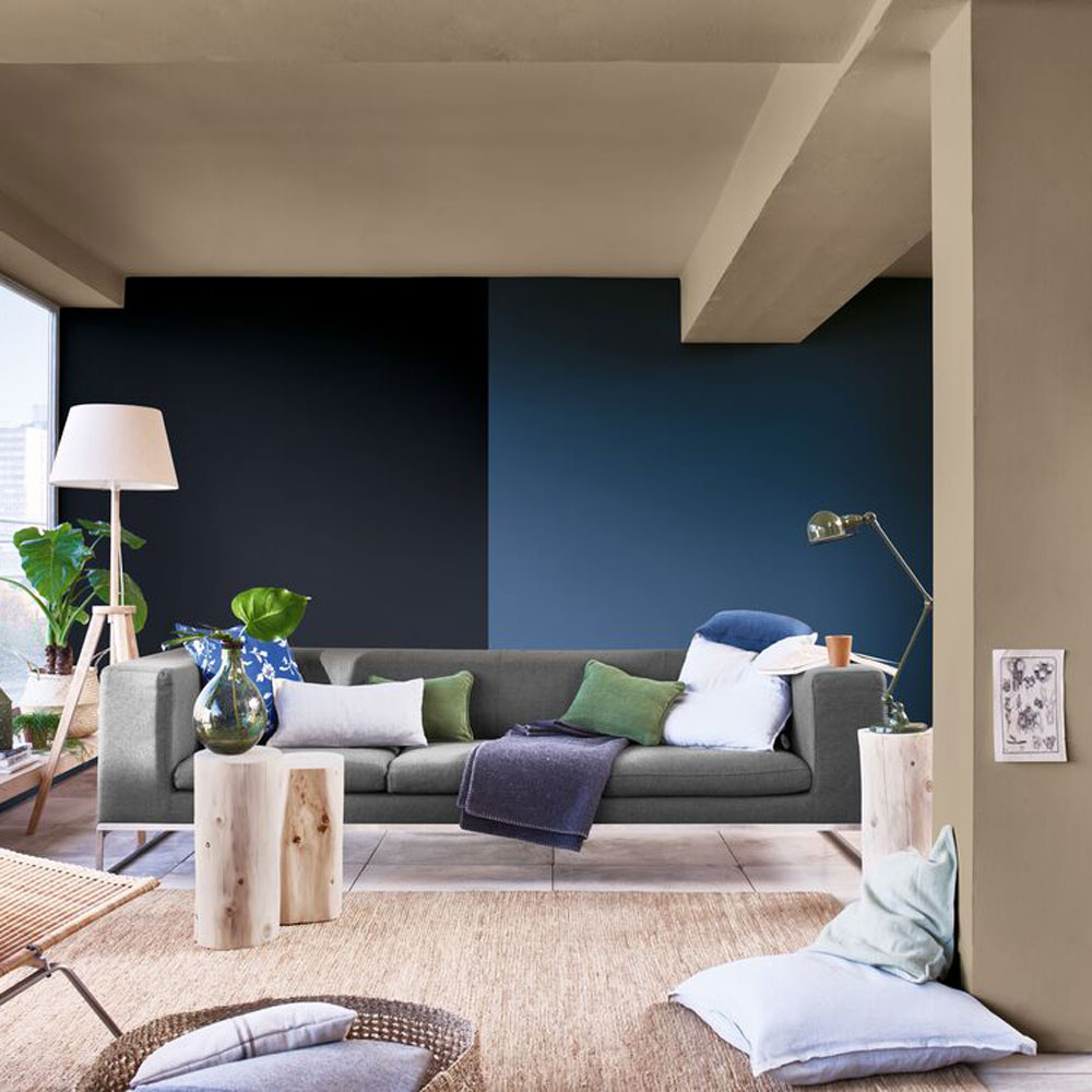 Phòng khách mở thu hút người nhìn bởi yếu tố màu sơn tường xanh lam đậm - nhạt, tương phản với gam màu be trung tính.