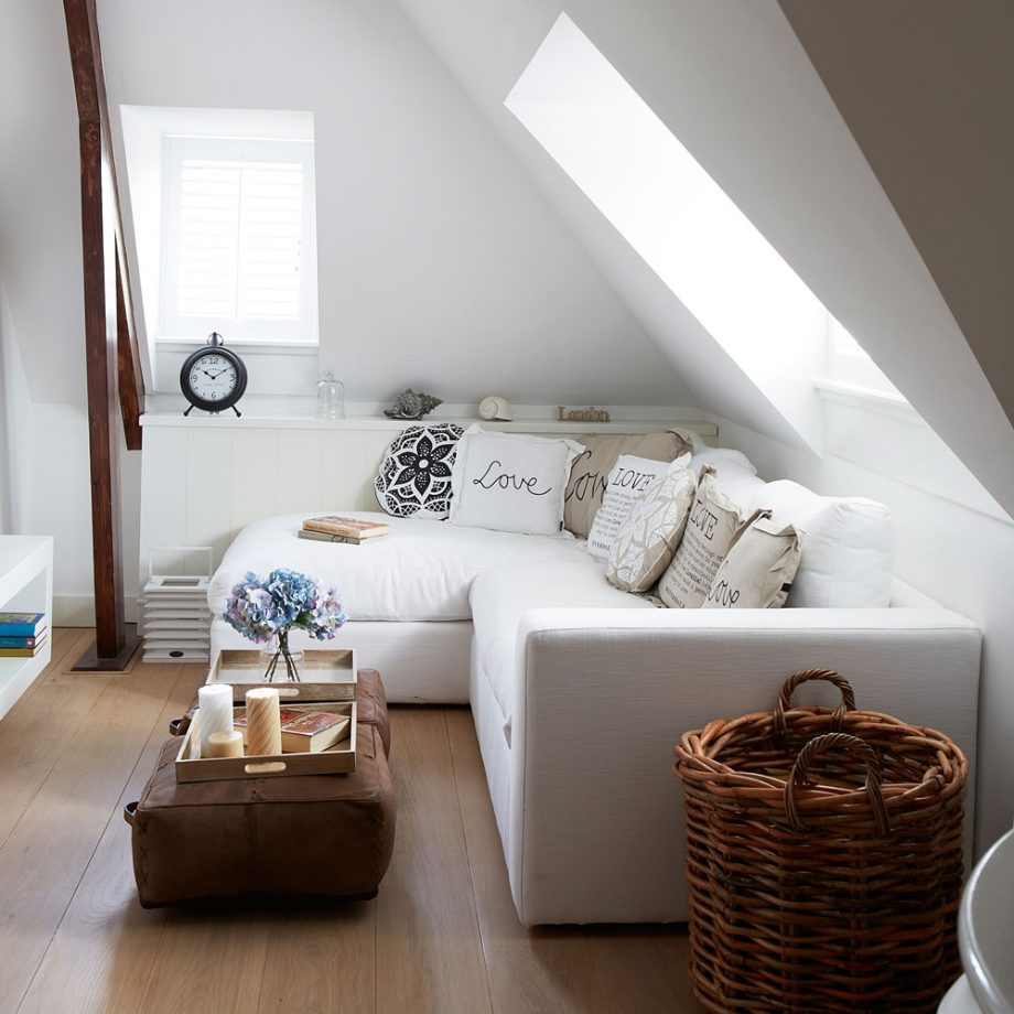 Sơn tường màu trắng, cửa sổ trần, nội thất thấp sàn và đặc biệt là chiếc ghế sofa góc vừa vặn với không gian.