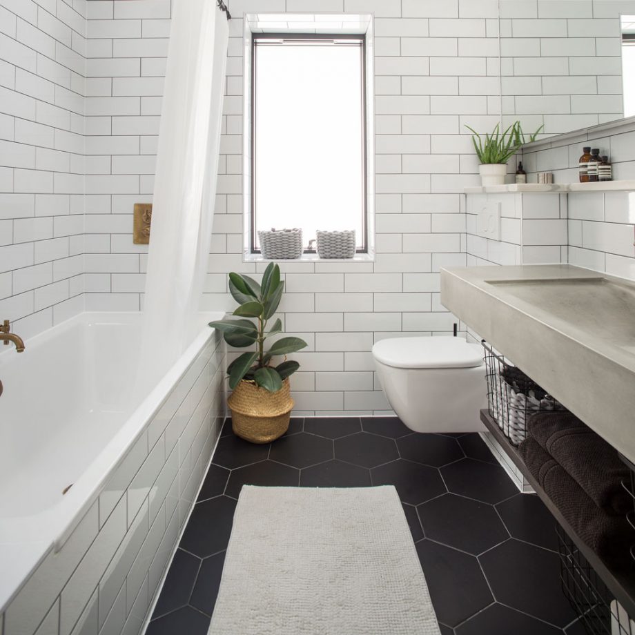 Hai gam màu trắng - đen cổ điển của gạch ốp lát tạo nên sự tương phản đẹp mắt cho phòng tắm.