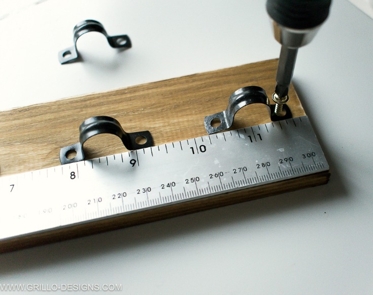 Khi mọi thứ đã được đo lường và đánh dấu, chúng ra sẽ dùng tua vít cố định 2 lỗ nhỏ trên bát sắt vào tấm gỗ bằng đinh vít. 