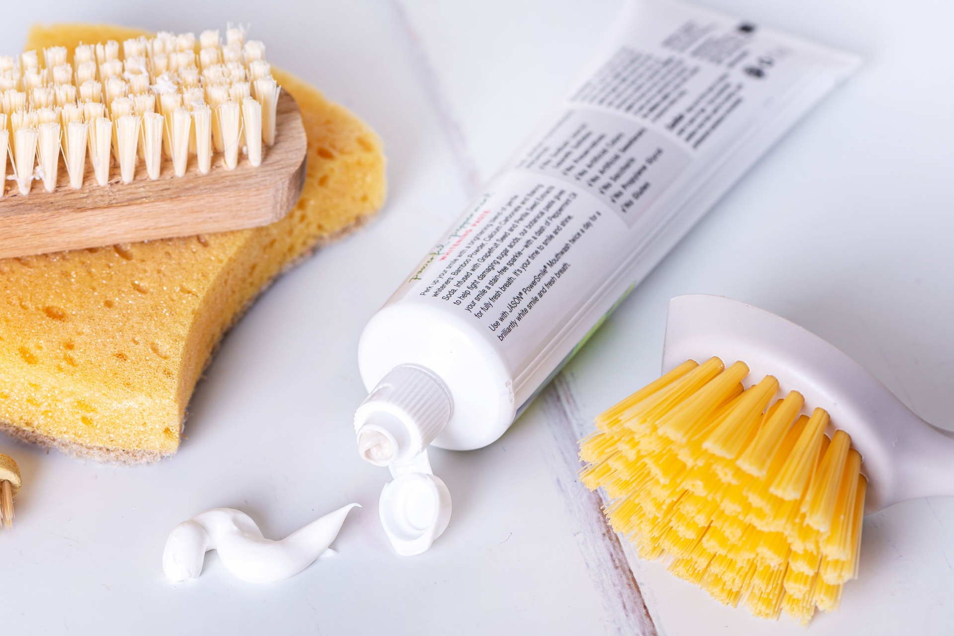 Nếu bạn không có sẵn chất tẩy rửa trong phòng tắm, có thể dùng kem đánh răng thay thế. 