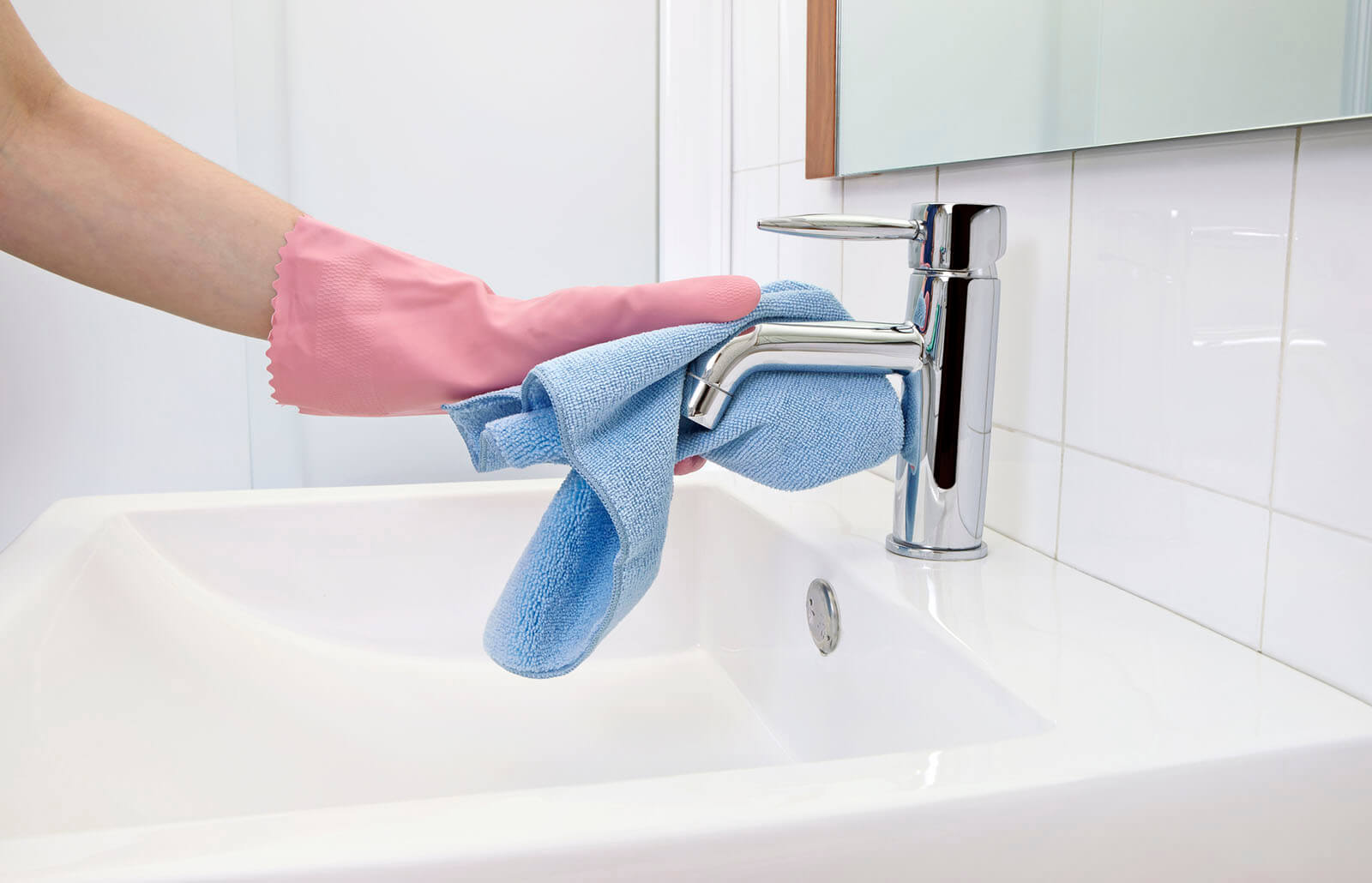 Nặn một ít kem đánh răng lên một miếng vải mềm sẽ giúp bạn nhanh chóng lau sạch nội thất mạ chrome.