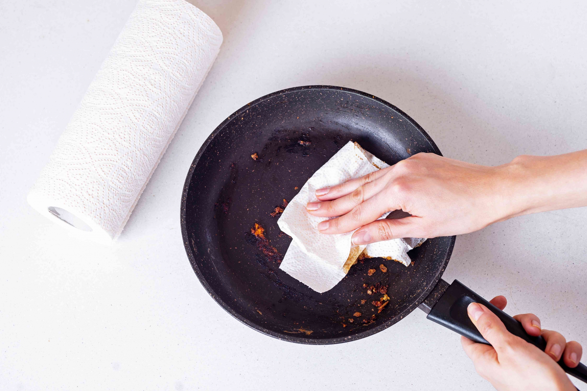 Đổ thức ăn ra ngoài là dùng khăn giấy sạch lau cặn bẩn còn sót lại càng nhiều càng tốt.