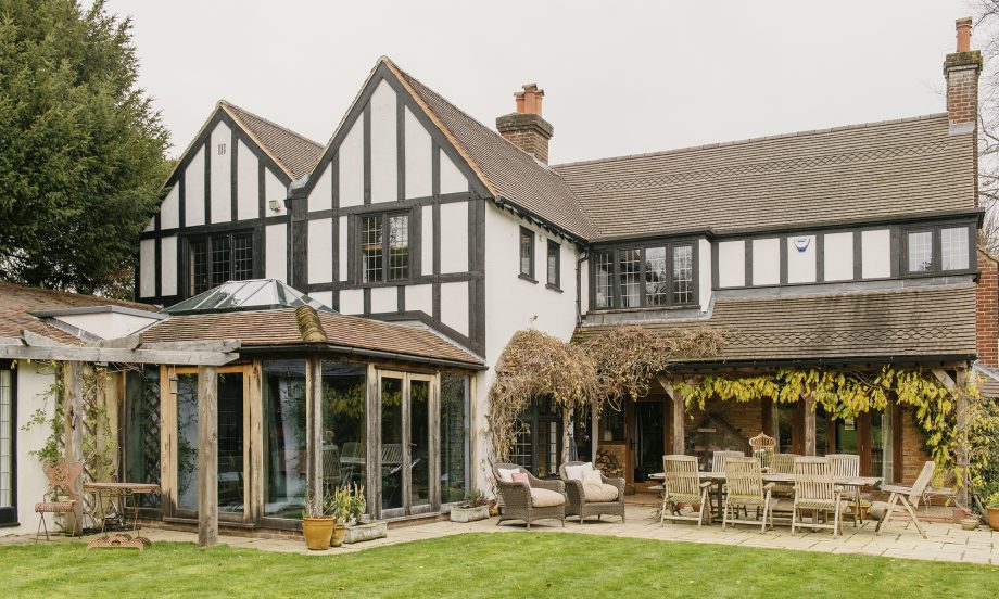 Thăm ngôi nhà 100 tuổi thiết kế mộc mạc nhưng đầy quyến rũ với phong cách Ý cổ điển