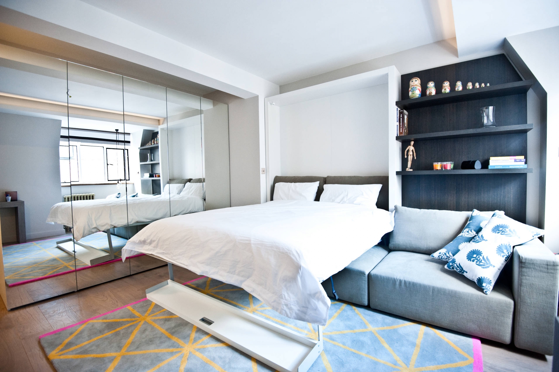 Đối với những căn hộ studio có diện tích nhỏ hẹp thì giường Murphy (giường âm tường) là lựa chọn hoàn hảo để tối ưu hóa từng mét vuông nhà ở. 