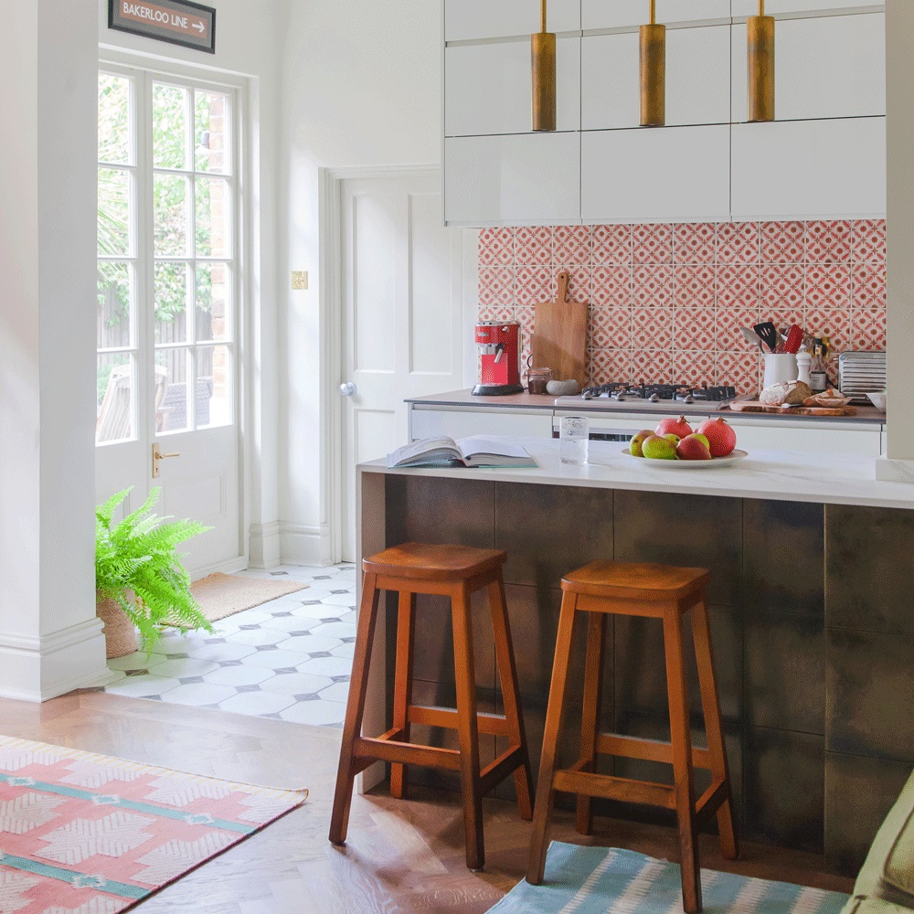 Gạch ốp lát cũng là điểm nhấn đặc biệt trong phòng bếp, với gạch bông trắng đen cho sàn nhà và gạch đỏ tươi cho backsplash.