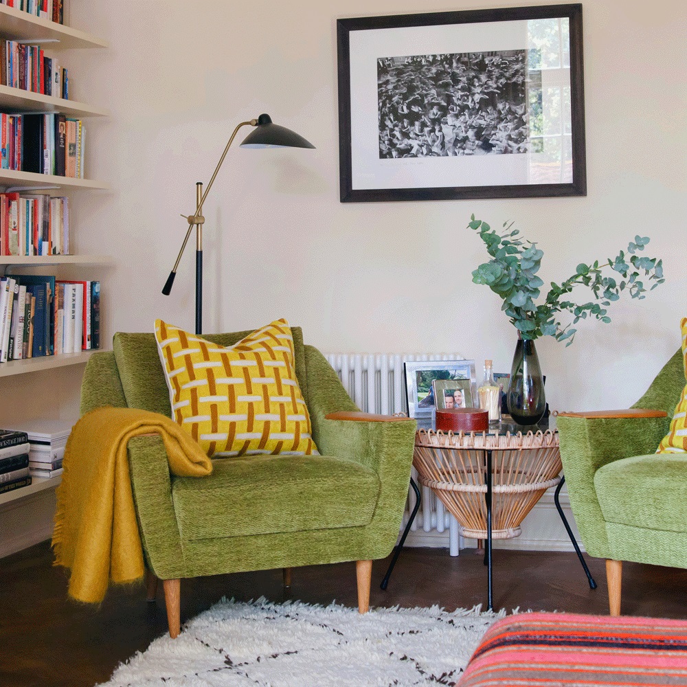 Bộ ghế salon phong cách Đông Đức giữa thế kỷ và bọc mới lại để tạo thành gam màu 'tone sur tone' với sofa.