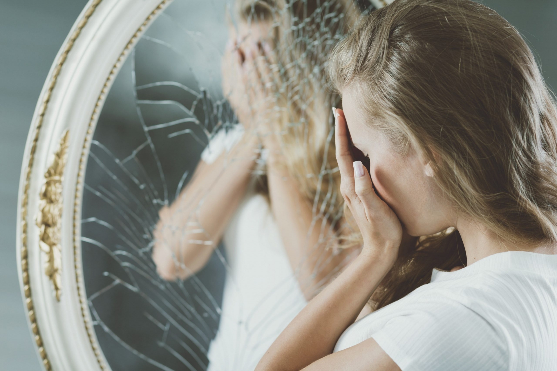 Một tấm gương bị mờ, nhòe, bụi bẩn cũng là điều kiêng kỵ, nếu bị nứt, vỡ thì càng tệ hơn nữa.