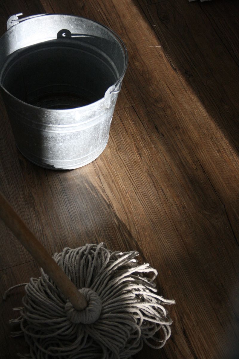 Chổi, cây lau sàn,... không chỉ giúp cho ngôi nhà sạch sẽ mà còn quét đi xui rủi, loại bỏ những năng lượng tiêu cực ra khỏi nhà. 