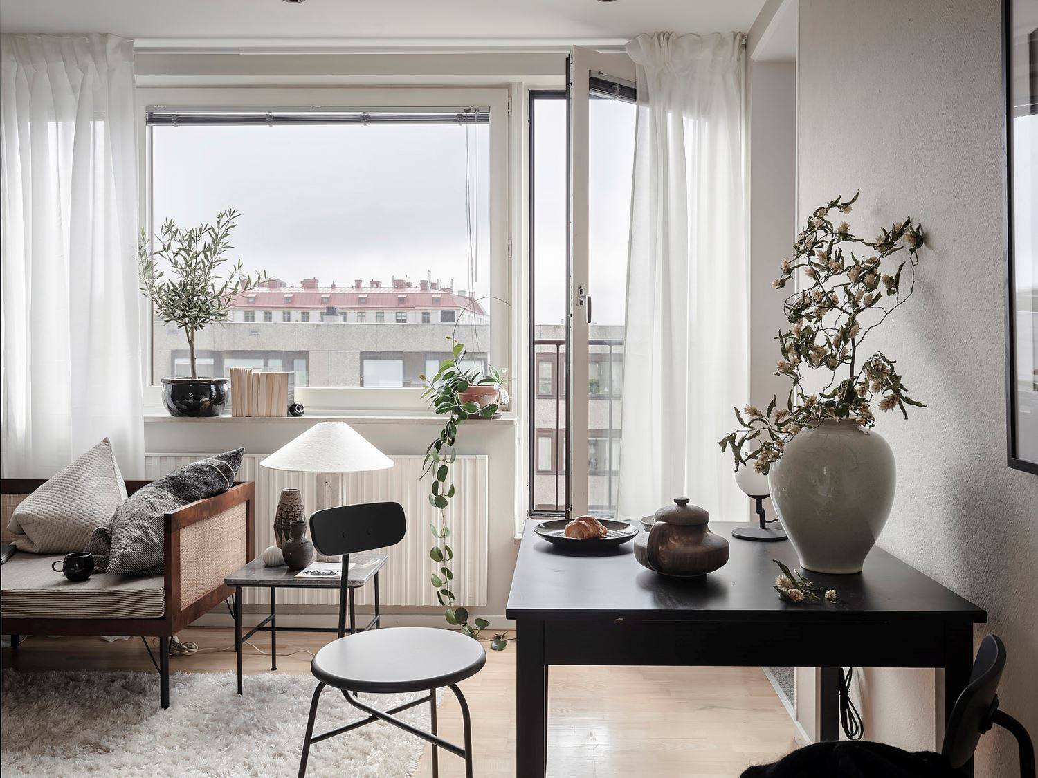 Sự pha trộn tinh tế giữa sắc màu và thiết kế trong căn hộ 30m² của cô nàng độc thân