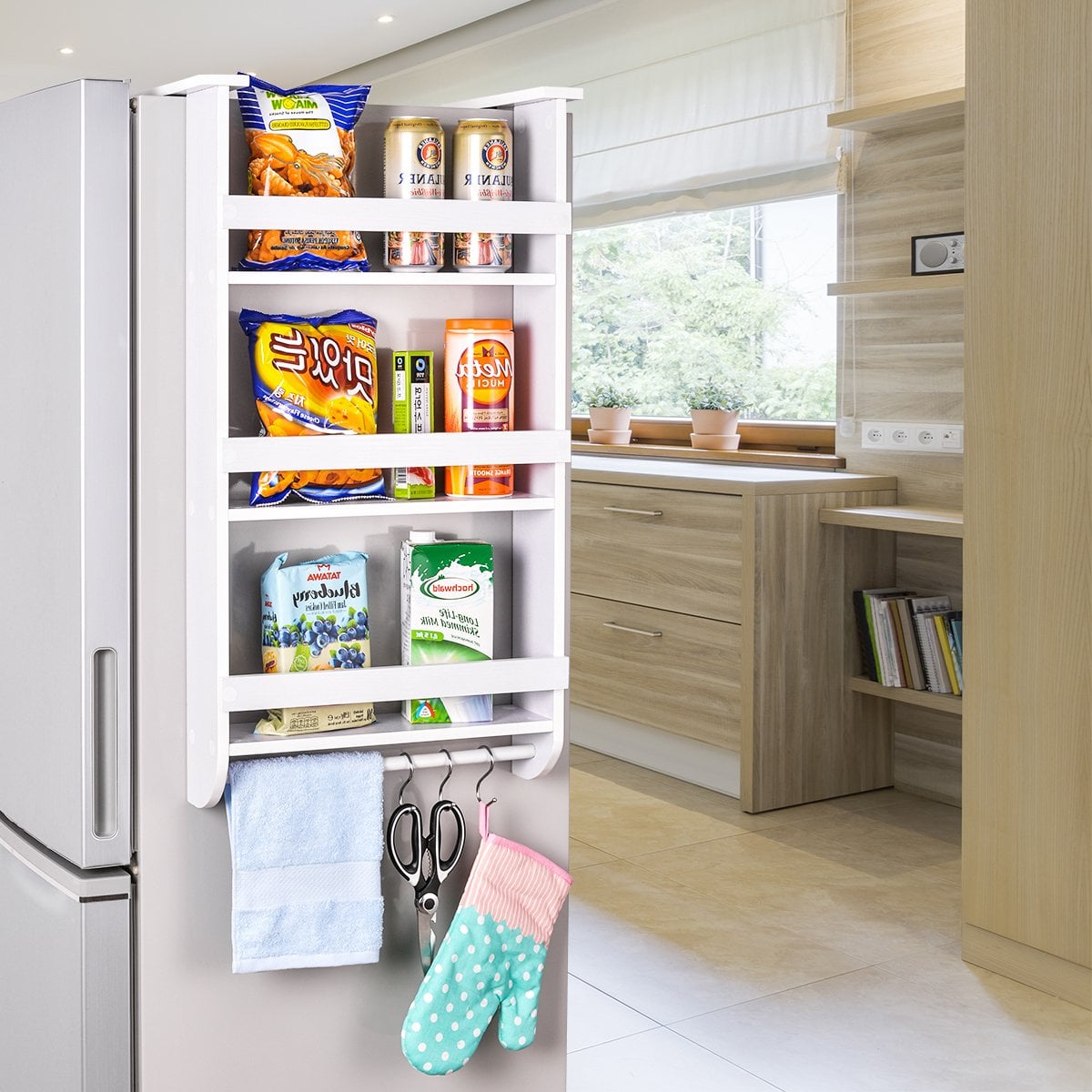 Khi tủ lạnh của bạn đã hết chỗ thì hãy nhanh chóng lắp đặt chiếc giá treo bằng nhựa gọn nhẹ này. 