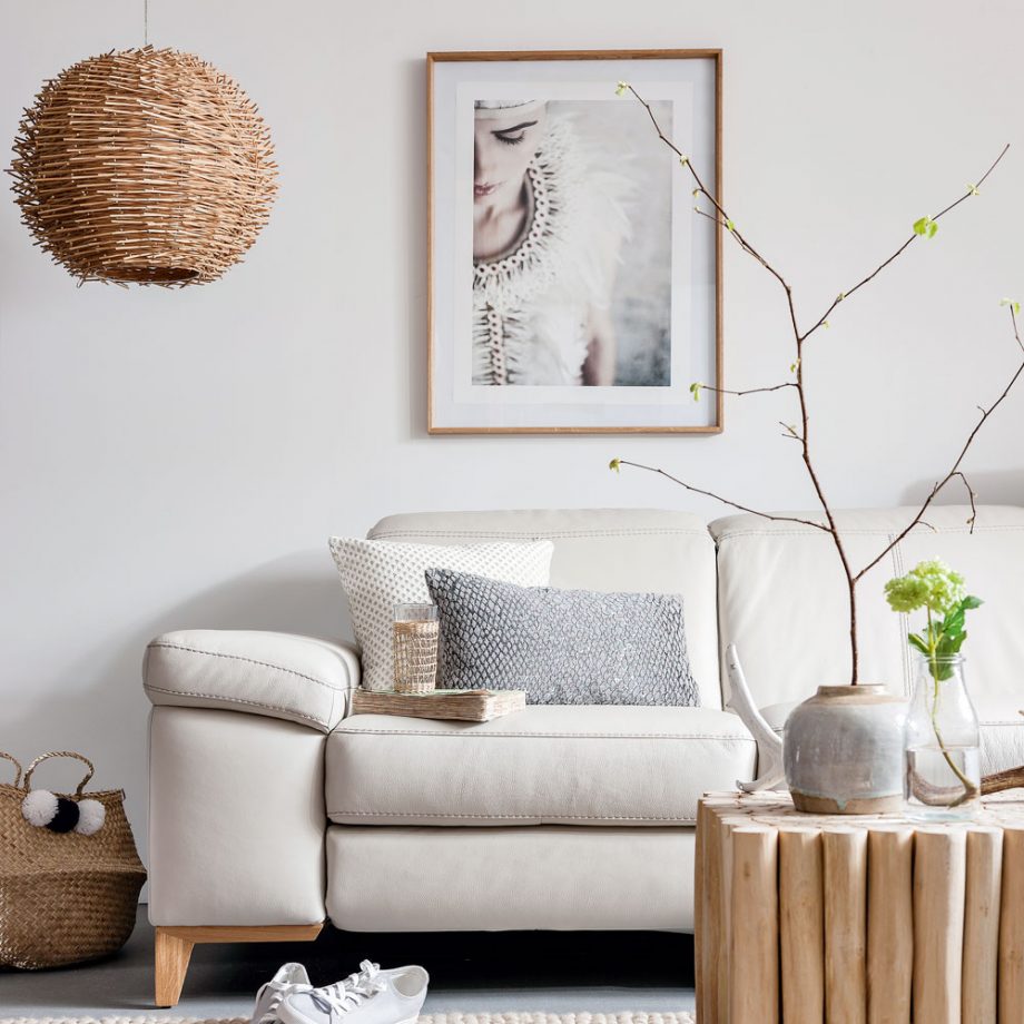 Để màu trắng không còn 'cô đơn', bạn hoàn toàn có thể sử dụng nội thất làm từ vật liệu tự nhiên để bổ sung cho phòng khách của mình.