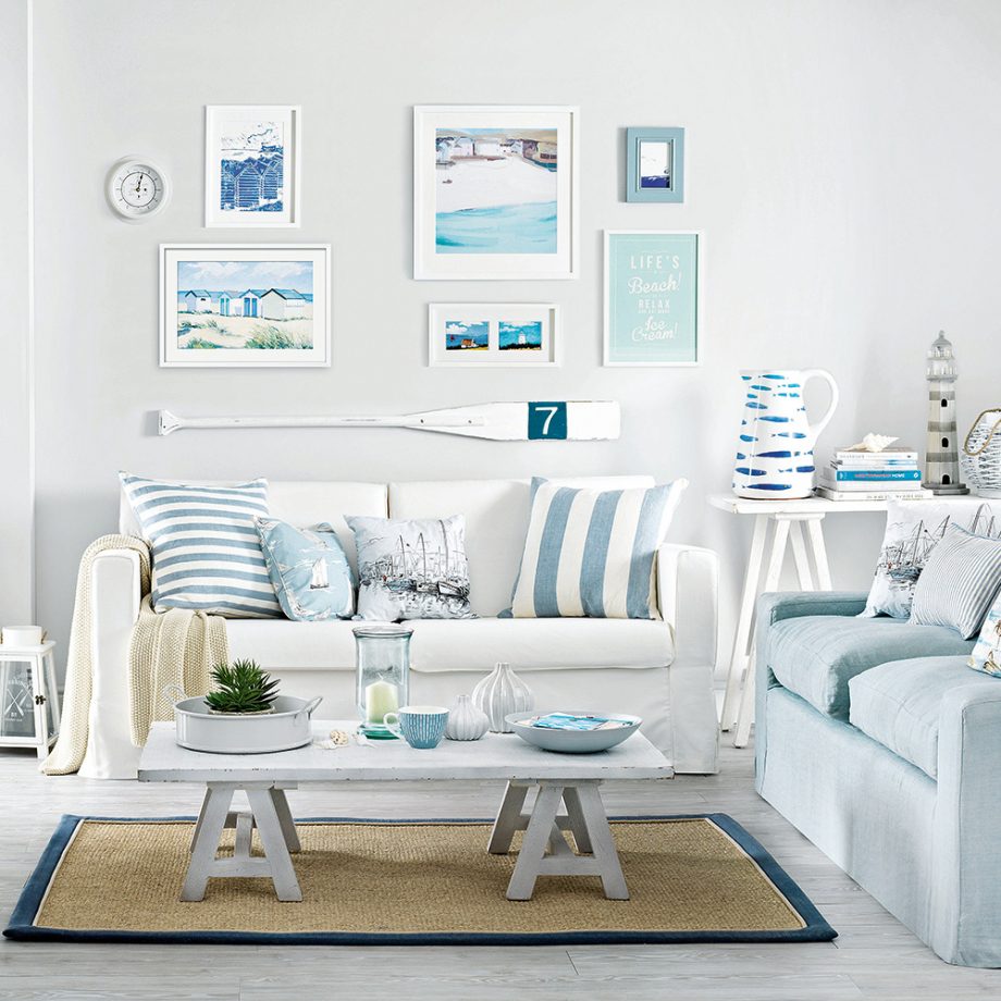 Mang lại cảm giác nhẹ nhàng của vùng ven biển bình yên vào phòng khách của bạn bằng cách kết hợp gam màu xanh lam với màu trắng. 