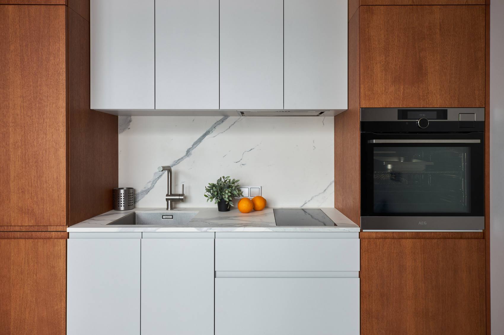 Phòng bếp lựa chọn thiết kế kiểu chữ I vừa tối ưu hóa không gian vừa tạo lối đi thông thoáng, đảm bảo đầy đủ tiện nghi nấu nướng cho nhu cầu của một người đàn ông đang sống một mình.