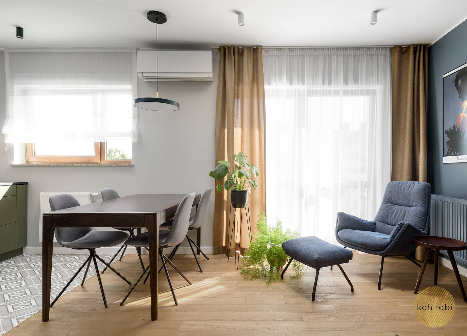 Căn hộ 46m² thời thượng với sự kết hợp của bộ 3 xám xanh, xanh ô liu, hồng