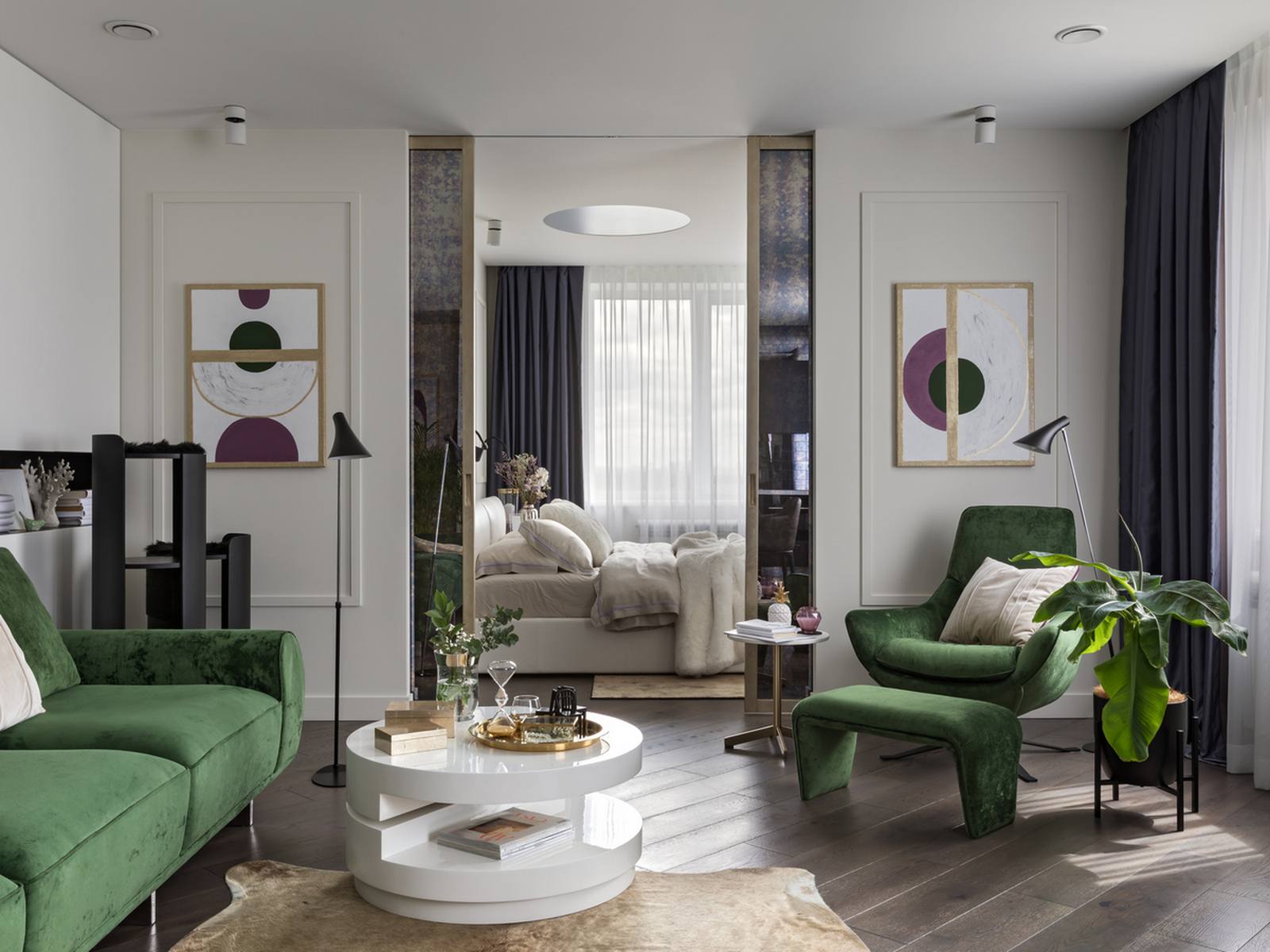 Căn hộ 64m² sang trọng của cô gái trẻ với cách phối màu xanh lá cây - tím - xám cực kỳ độc đáo