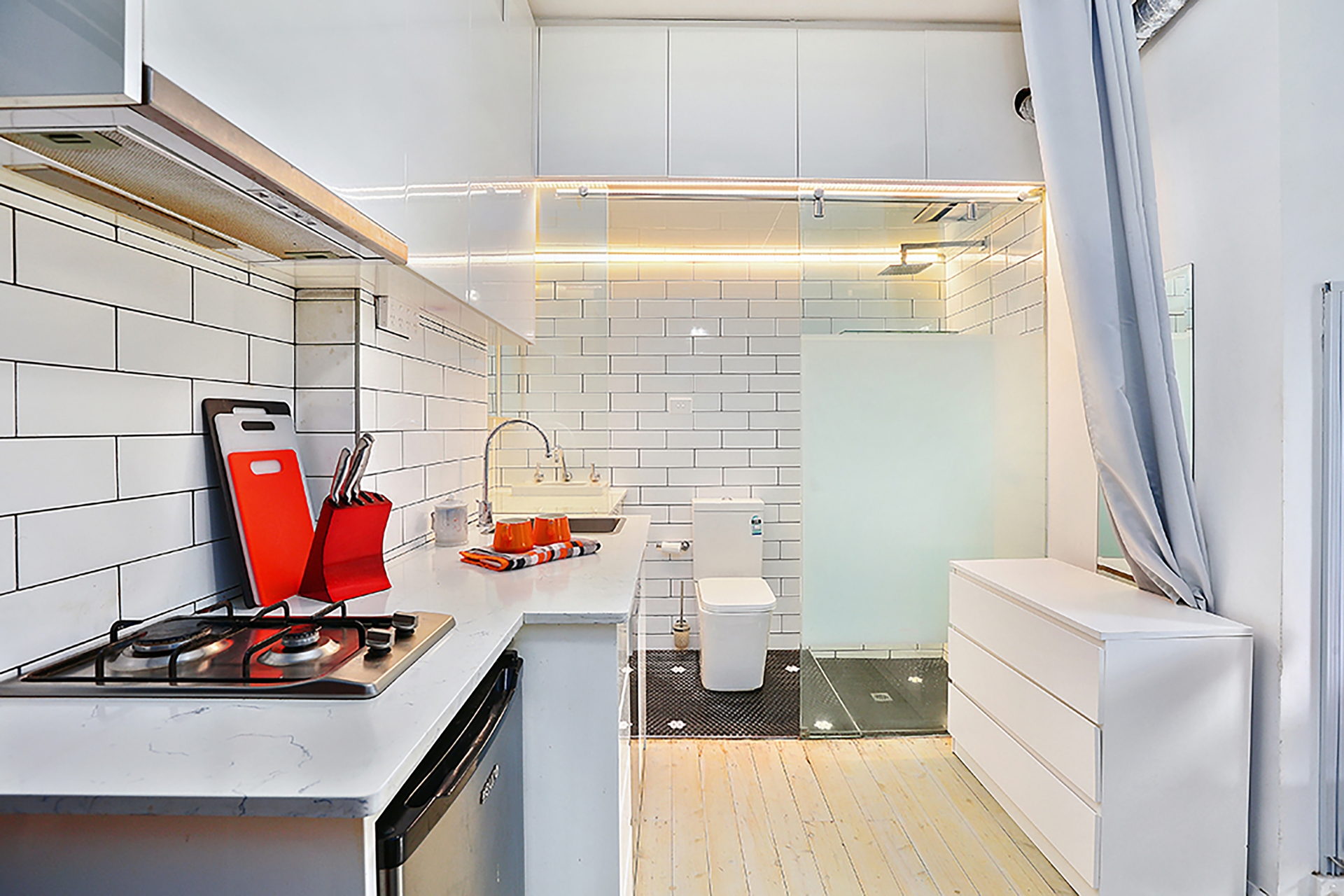 Tìm một cách sáng tạo để xác định ranh giới giữa phòng tắm và phòng bếp.